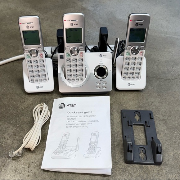 AT&T EL52319 DECT 6.0 Cordless Phone System w/ 3 Handsets Answering Machine - Picture 4 of 9
